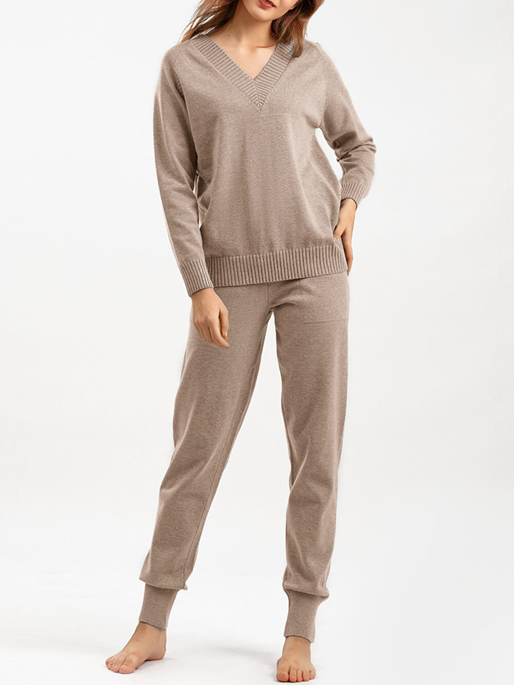 Elegant Pullover and Coordinating Trousers Ensemble