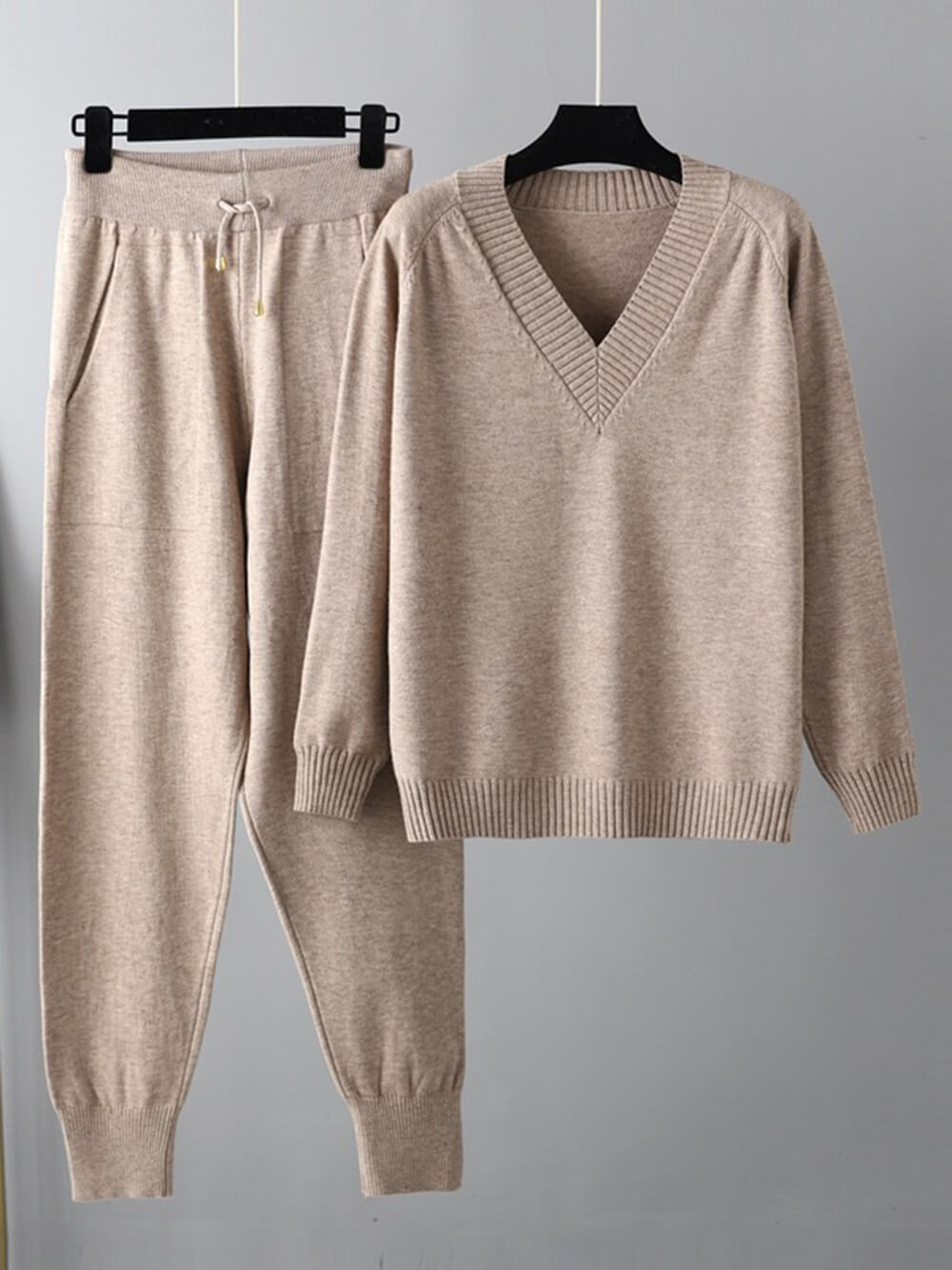 Elegant Pullover and Coordinating Trousers Ensemble
