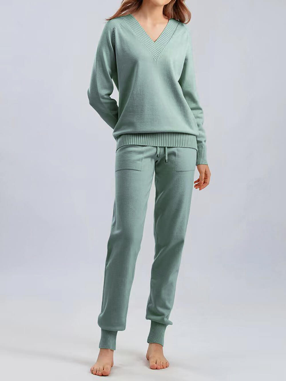 Elegant Pullover and Coordinating Trousers Ensemble