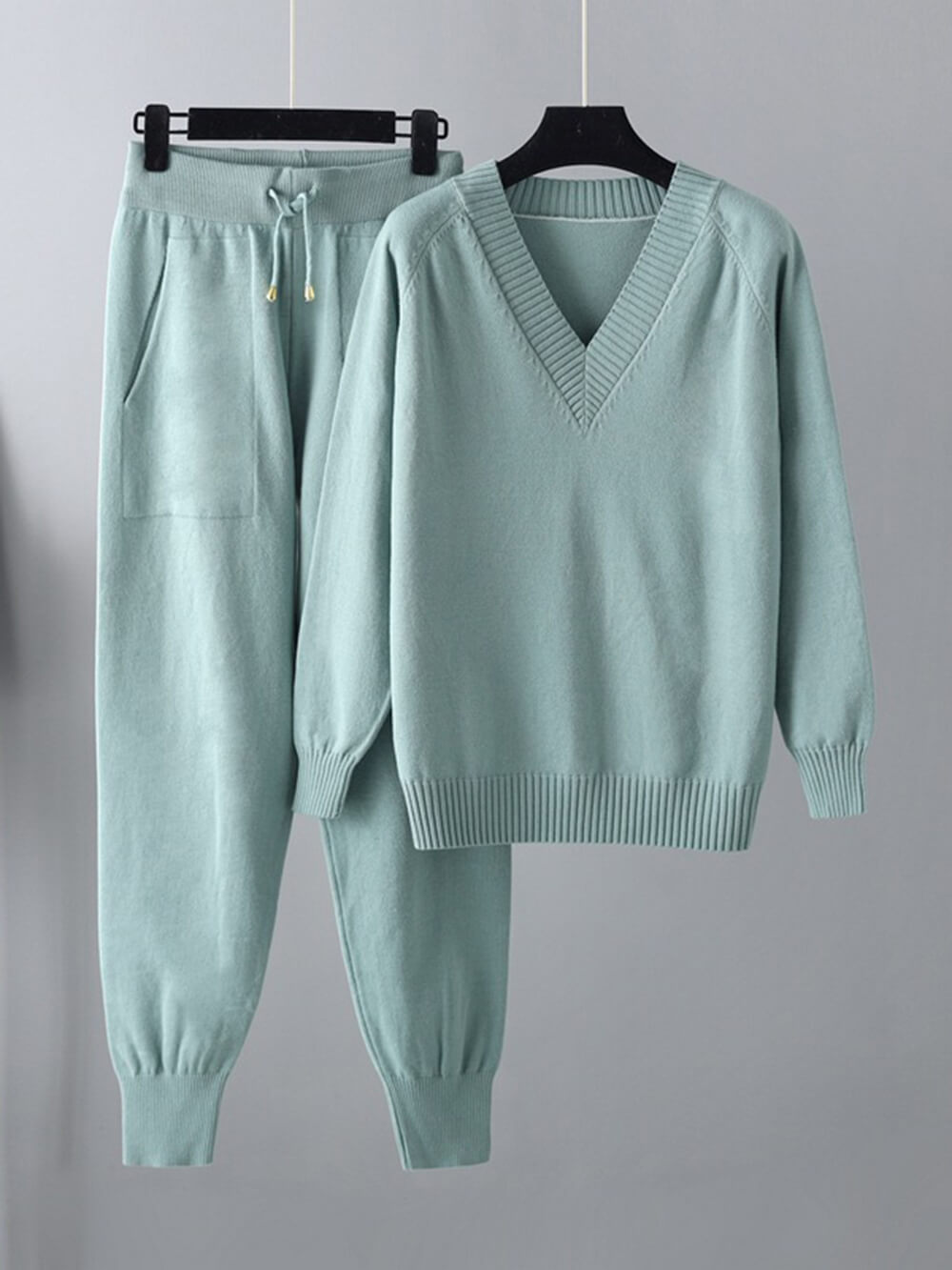 Elegant Pullover and Coordinating Trousers Ensemble