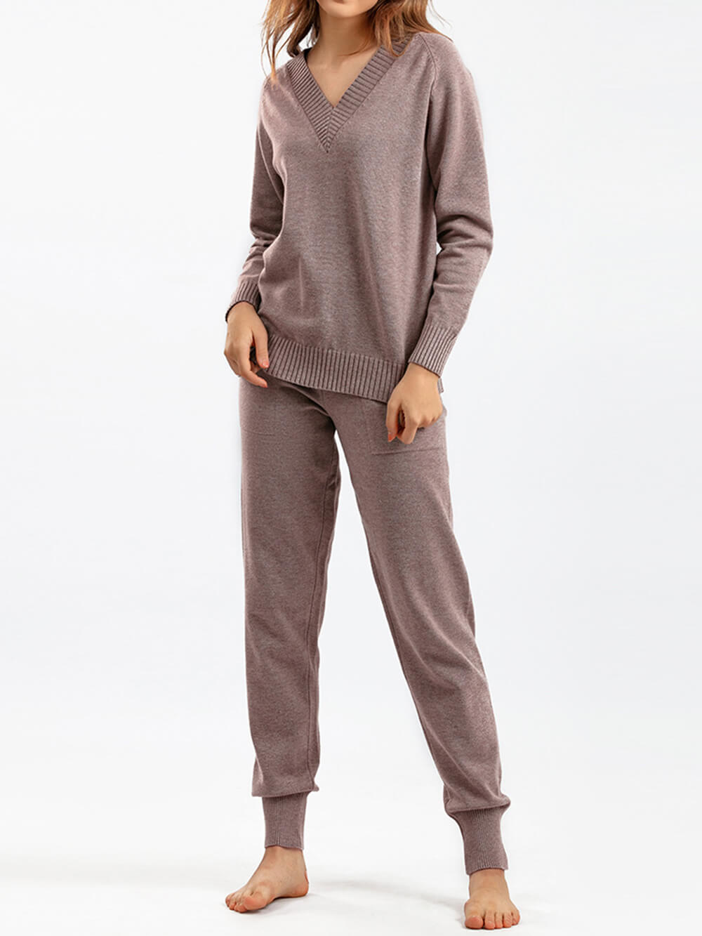 Elegant Pullover and Coordinating Trousers Ensemble