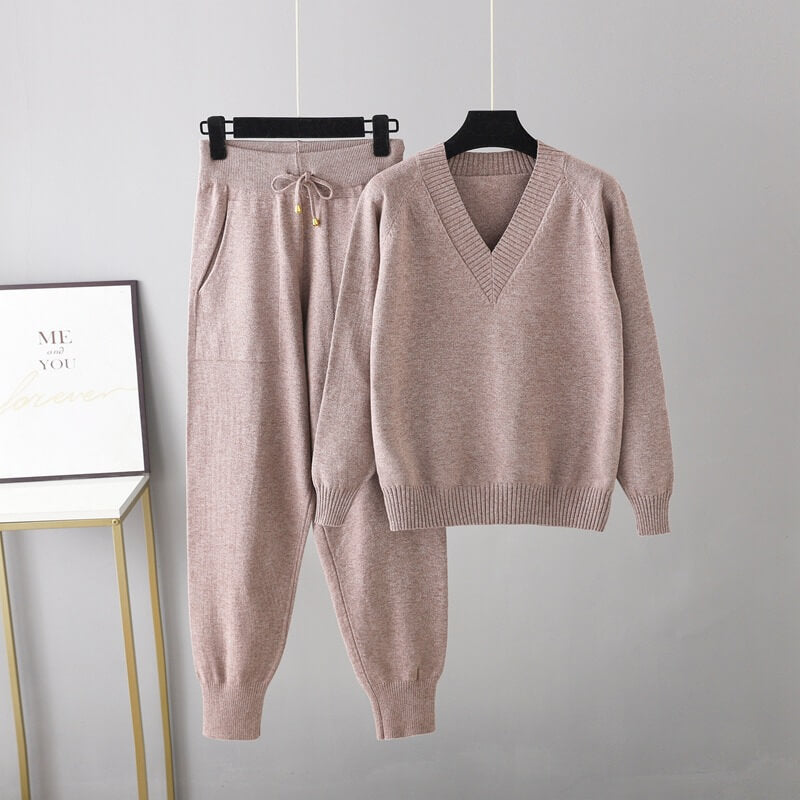 Elegant Pullover and Coordinating Trousers Ensemble