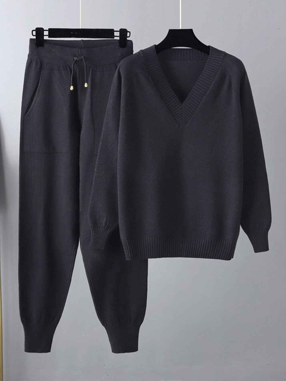 Elegant Pullover and Coordinating Trousers Ensemble