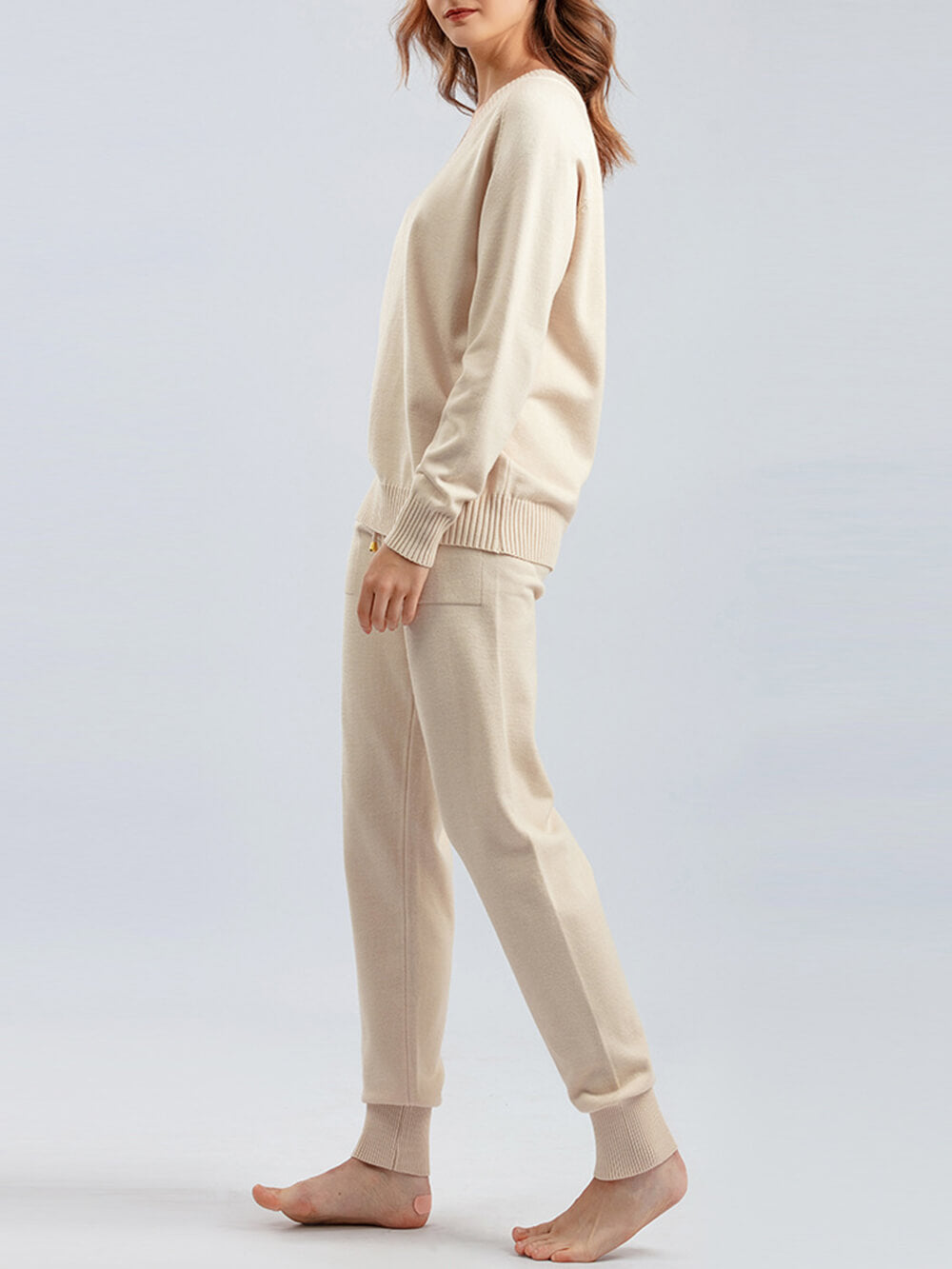 Elegant Pullover and Coordinating Trousers Ensemble
