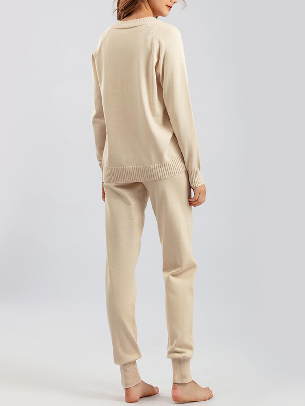 Elegant Pullover and Coordinating Trousers Ensemble