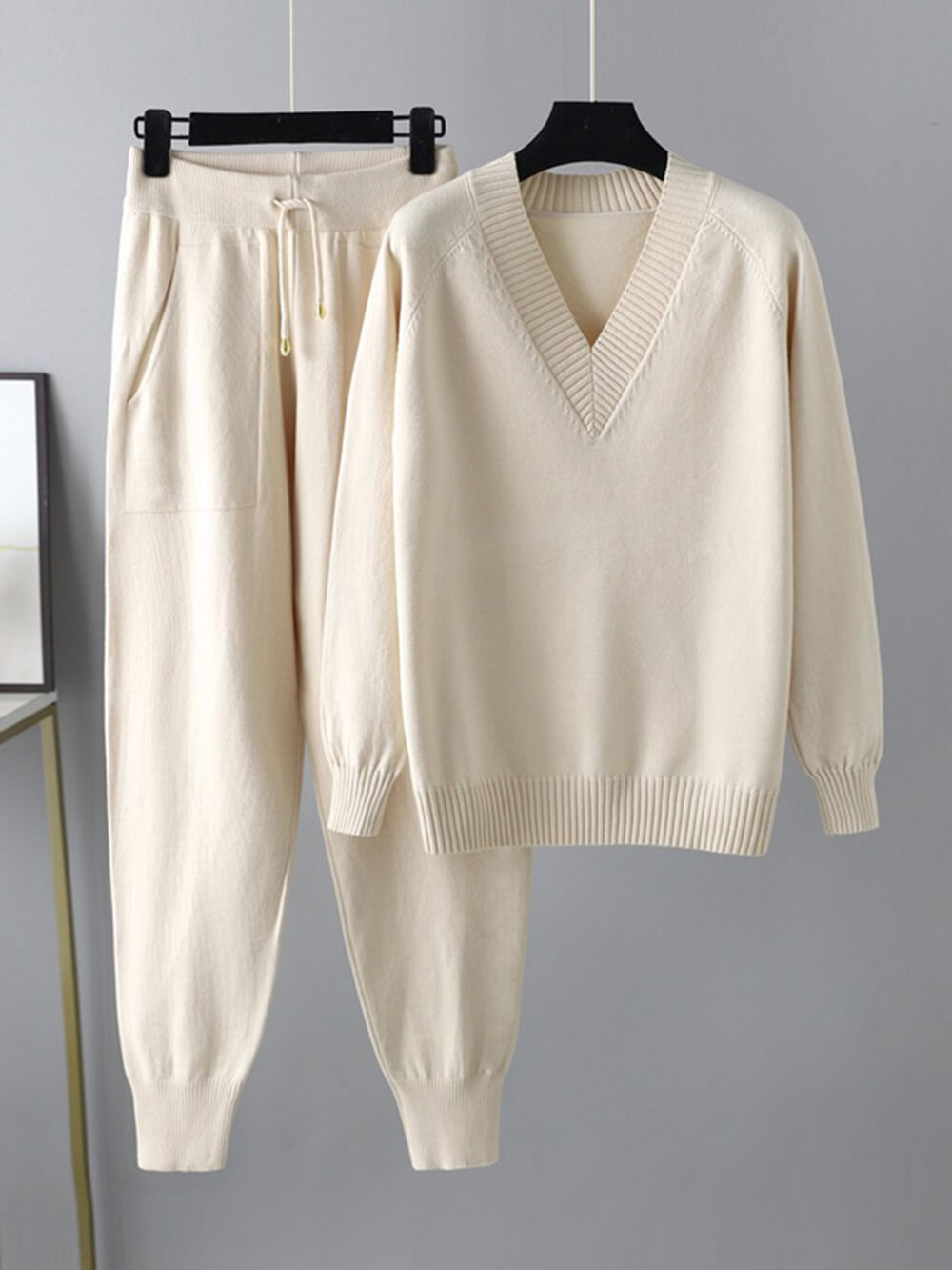 Elegant Pullover and Coordinating Trousers Ensemble
