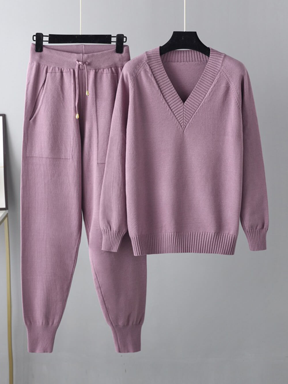 Elegant Pullover and Coordinating Trousers Ensemble