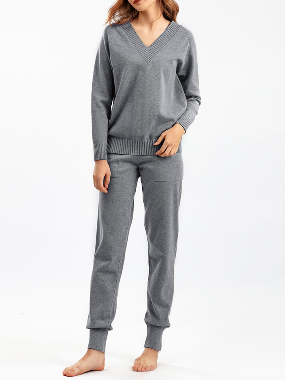 Elegant Pullover and Coordinating Trousers Ensemble