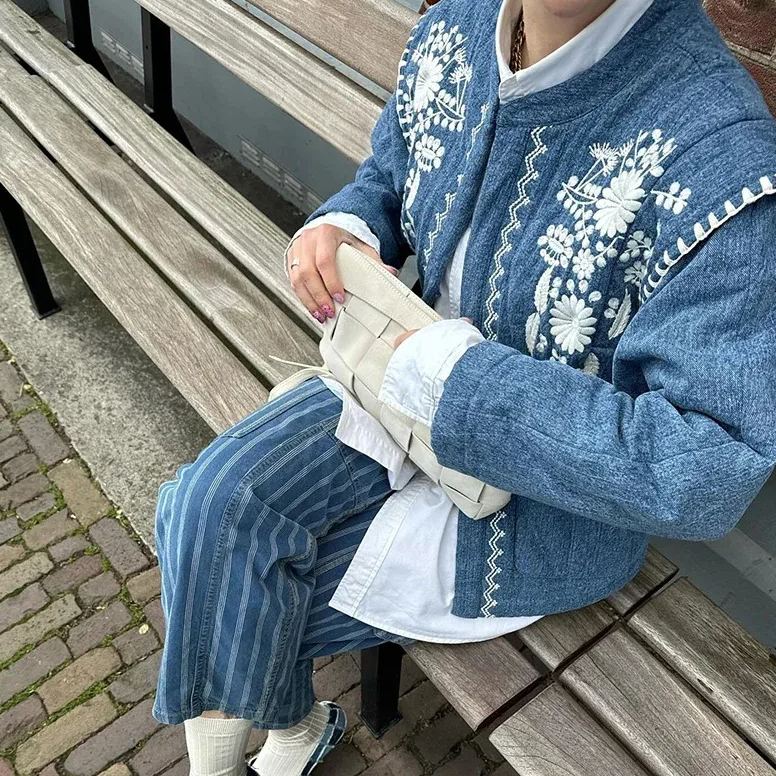 Floral Embroidered Lightweight Jacket with Flying Sleeves and Stand-Up Collar