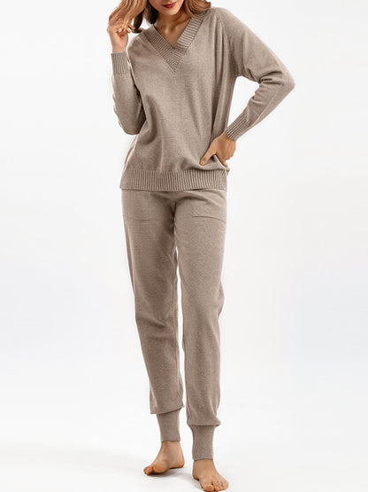 Elegant Pullover and Coordinating Trousers Ensemble