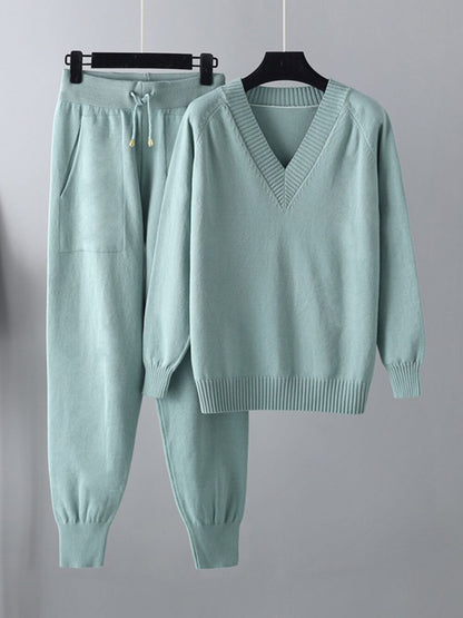 Elegant Pullover and Coordinating Trousers Ensemble