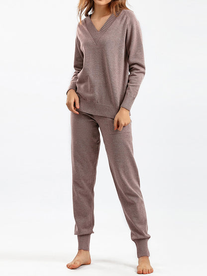 Elegant Pullover and Coordinating Trousers Ensemble