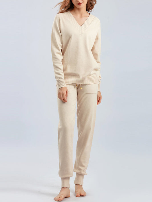 Elegant Pullover and Coordinating Trousers Ensemble