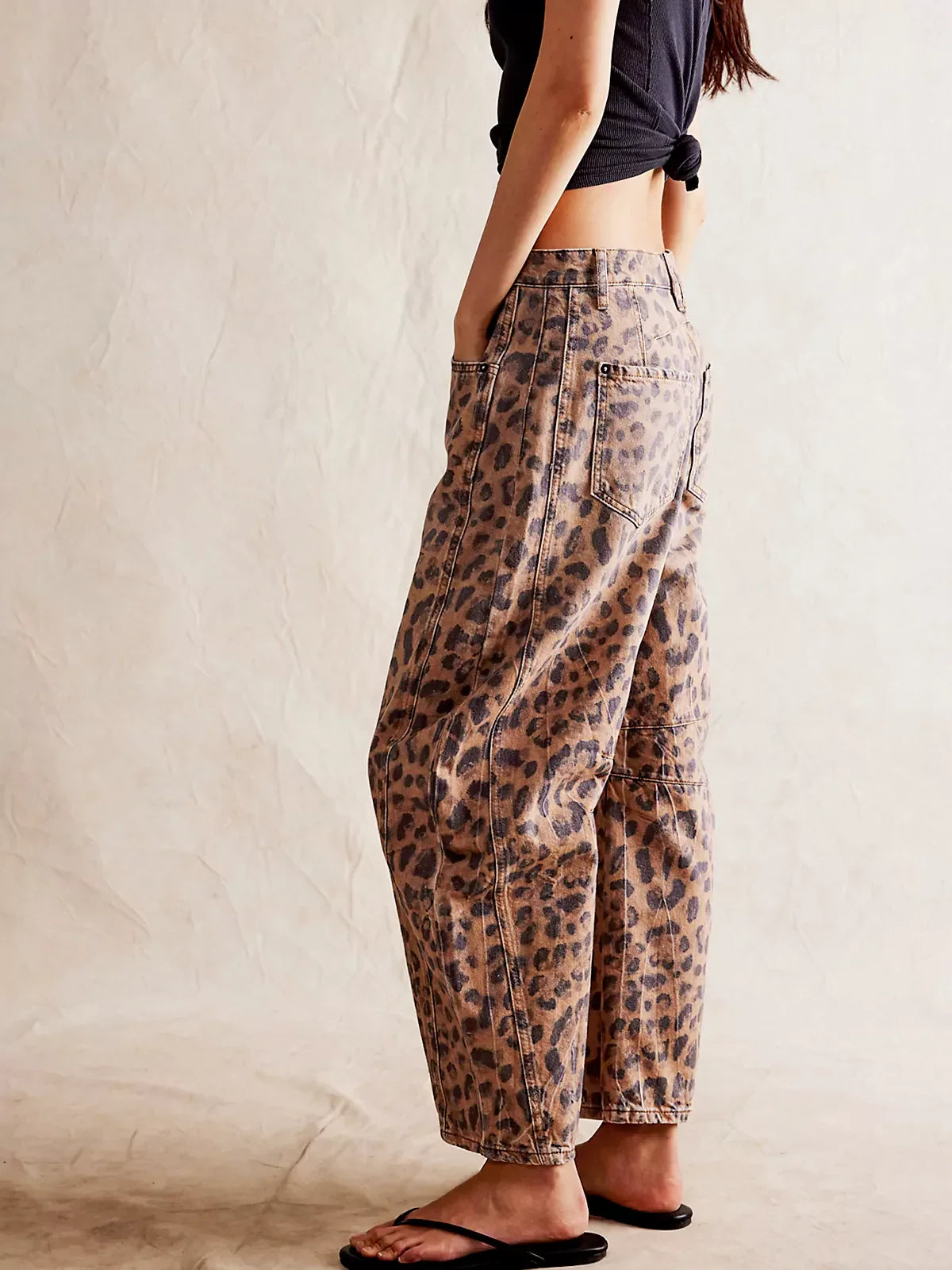 Leopard-Patterned Barrel Jeans