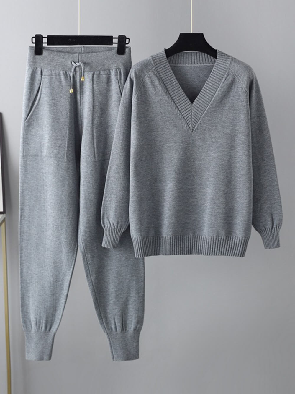 Elegant Pullover and Coordinating Trousers Ensemble