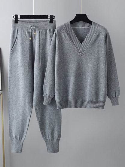 Elegant Pullover and Coordinating Trousers Ensemble