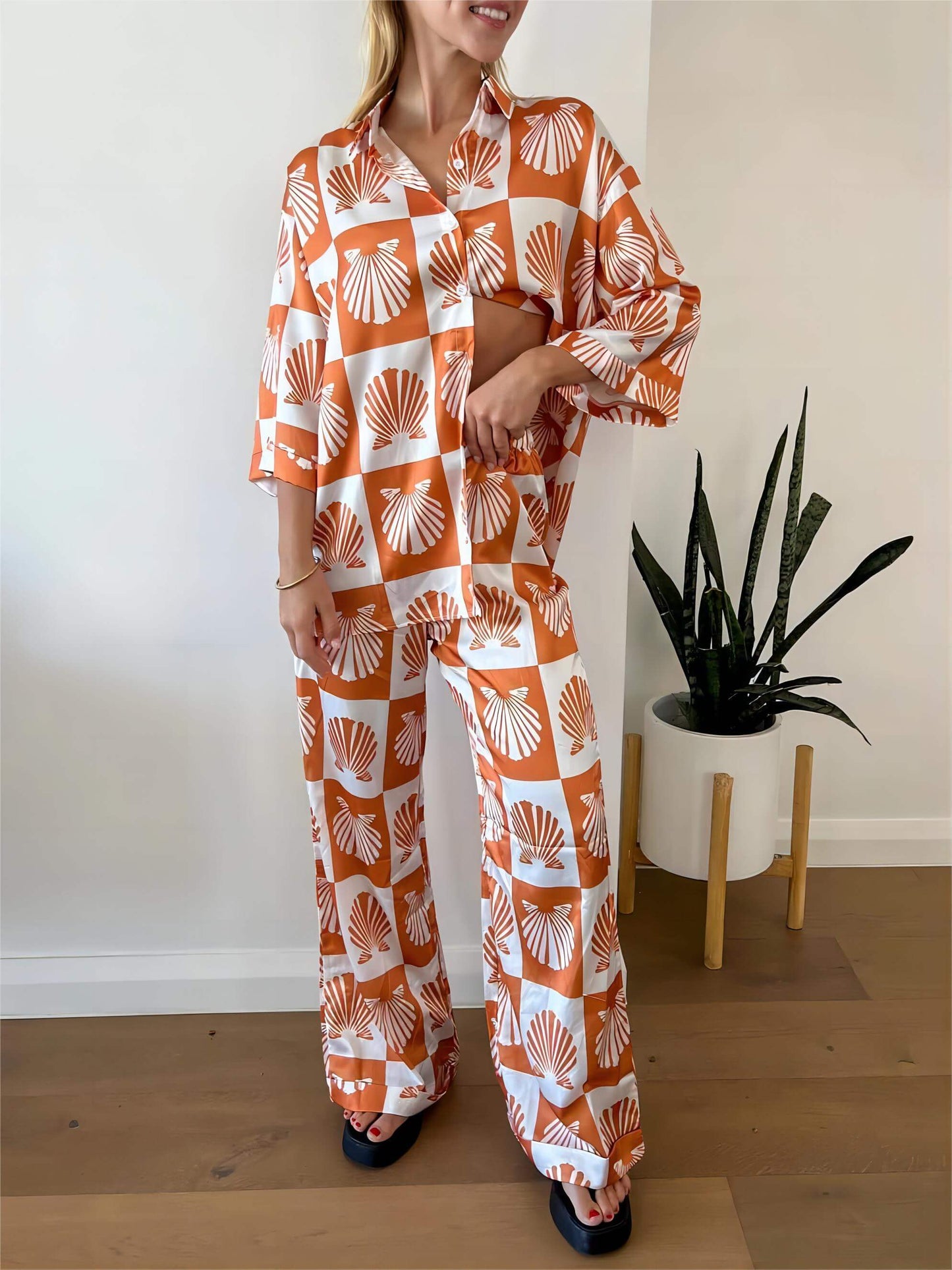 Exclusive Satin Shell Print Wide-Leg Pants Set