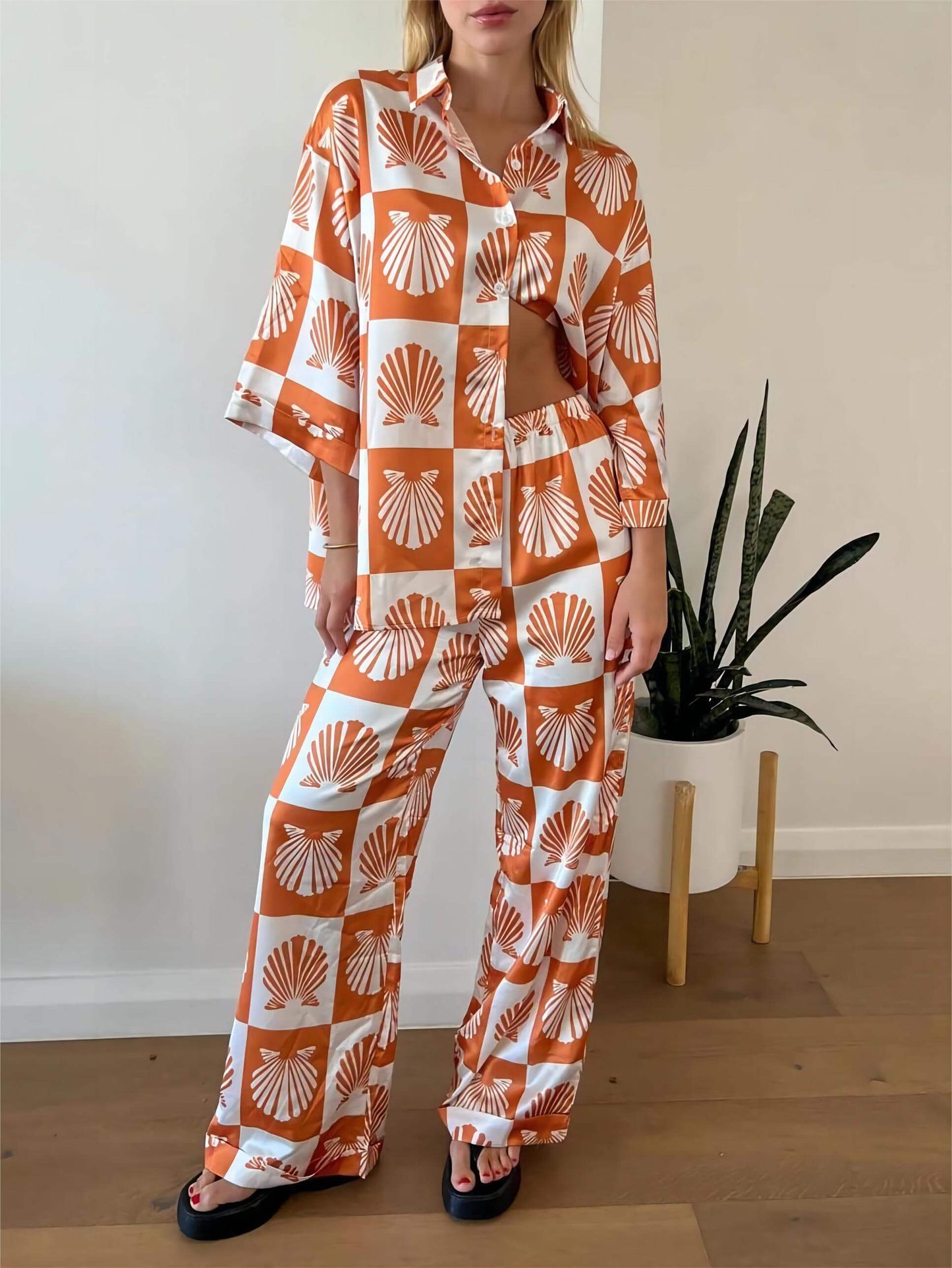 Exclusive Satin Shell Print Wide-Leg Pants Set