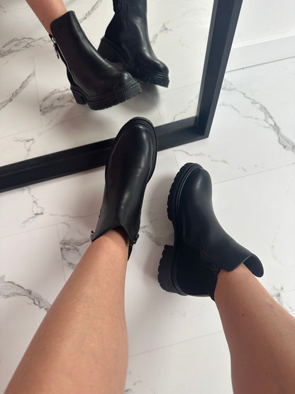 MK Low Black Boots