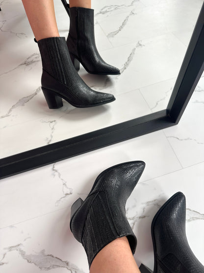 2250 Black Boots