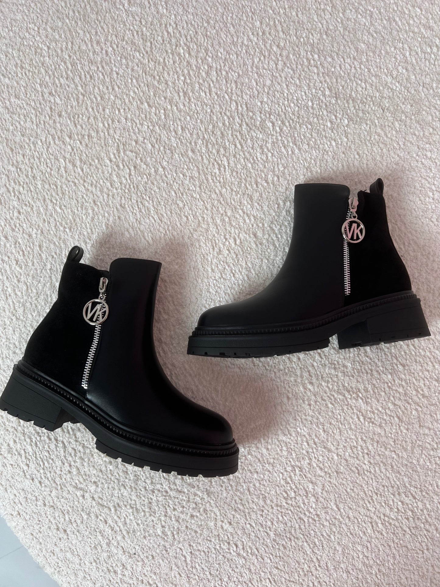 MK Low Black Boots