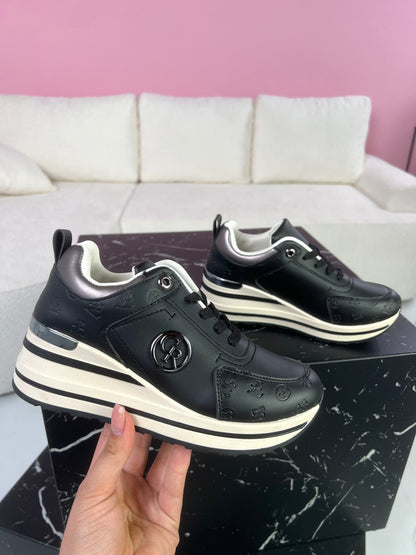 19CR Black Sneaker