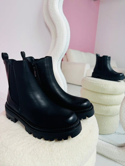 Benne Black Boots