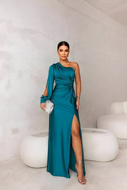 Yolina Dress: Timeless Elegance with a Modern Twist